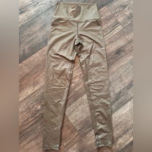 Size small aerie olive color chill play move leggings. Like new. Never worn.